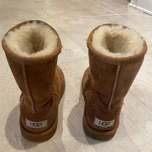 Ugg Women’s/Kids Classic II Sheepskin Boot. Size 4